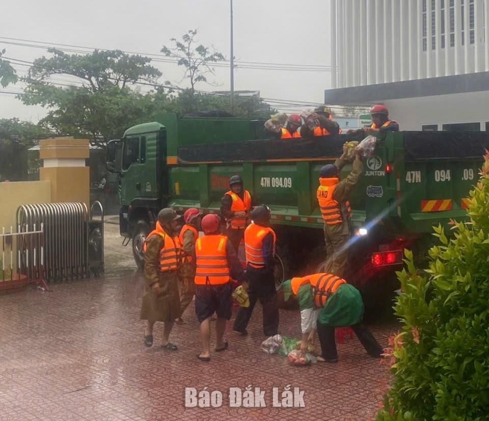 Các lực lượng cứu trợ của phường Phú Yên vận chuyển như yếu phẩm lên xe để đưa đến cho người dân vùng bị cô lập