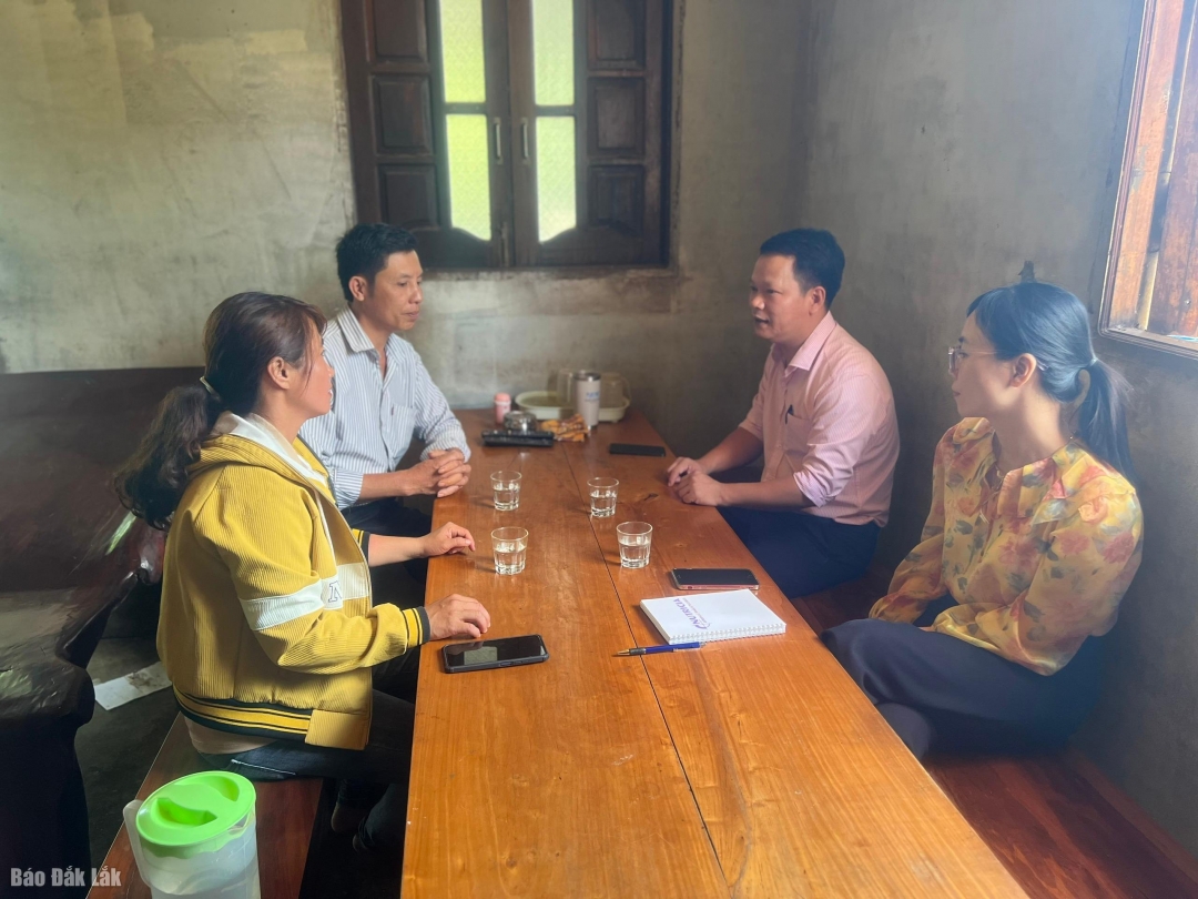 cán bộ Phòng Giao dịch Ngân hàng chính sách xã hội Cư Mgar trao đổi với nguwofi dan