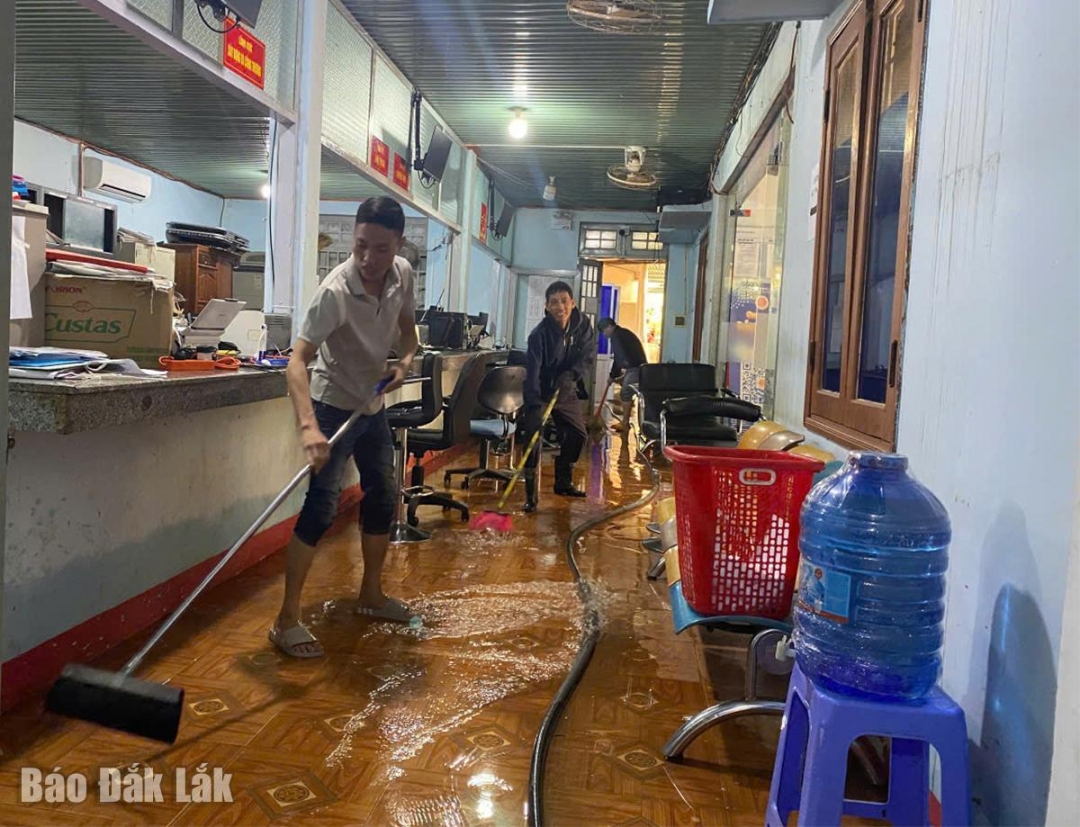 Sau khi bị ngập, trụ sở UBND xã Ea Rốk được dọn vệ sinh