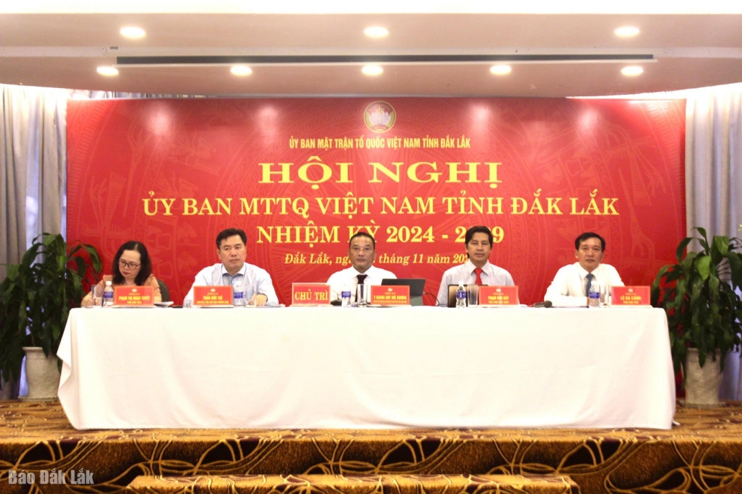 Các đồng chí chủ trì hội nghị.