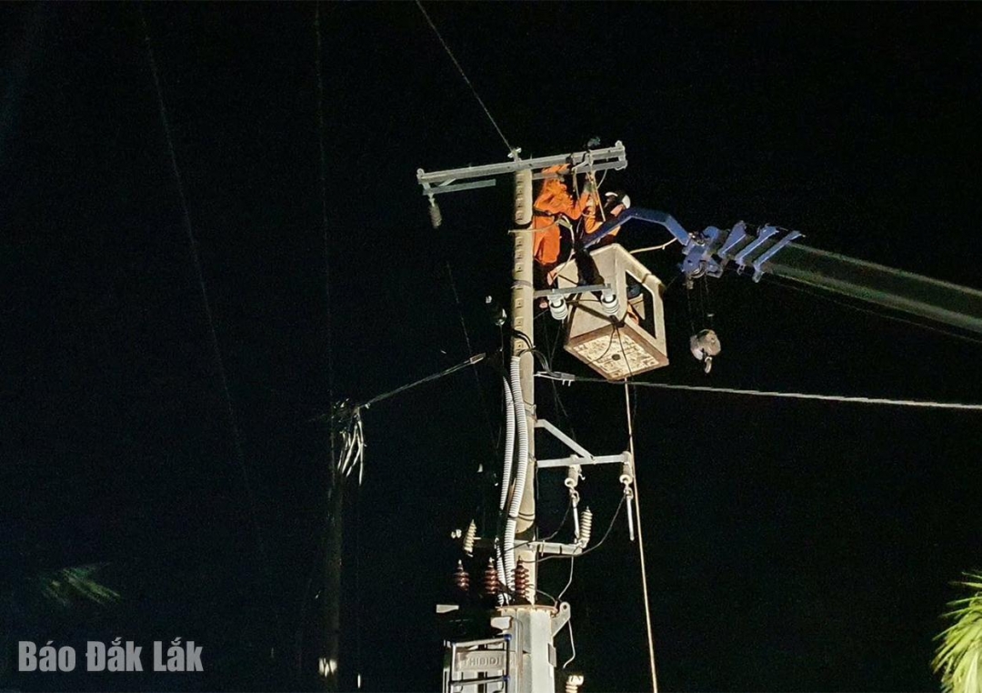 Ngành điện khôi phục lưới điện bị ảnh hưởng do thiên tai
