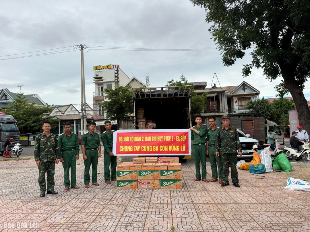 Cán bộ, chiến sĩ Đại đội 2 chung tay hướng về đồng bào vùng lũ.