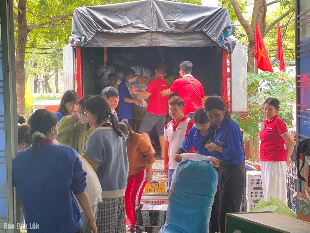 Tình nguyện viên tham gia vận chuyển các phần quà tại trụ sở Hội LHPN tỉnh.