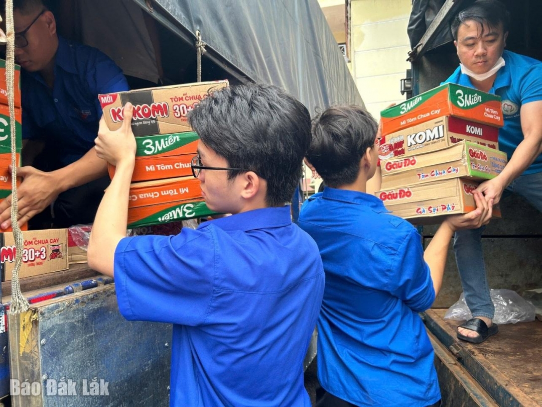 Tiếp nhận và phân loại nhu yếu phẩm để gửi đến người dân vùng lũ.