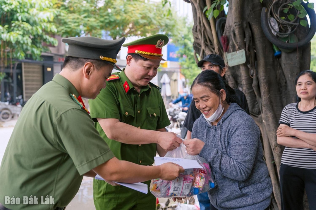 Người dân phường Tuy Hòa nhận quà cứu trợ của các đơn vị. Ảnh: Công an phường Tuy Hòa