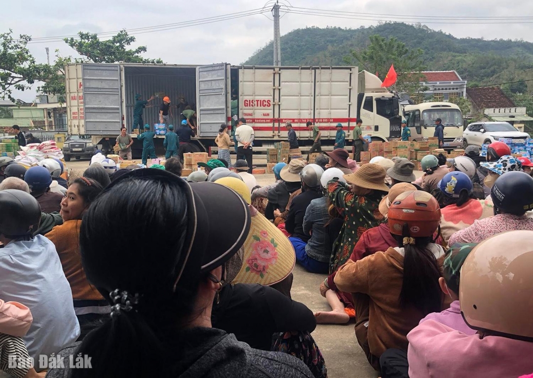 Người dân xã Phú Mỡ ngồi chờ hàng cứu trợ trong trật tự. Ảnh: Tâm Phạm