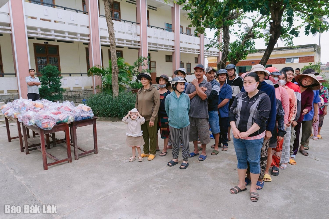 Người dân phường Tuy Hòa xếp hàng chờ nhận quà từ thiện. Ảnh: Công an phường Tuy Hòa