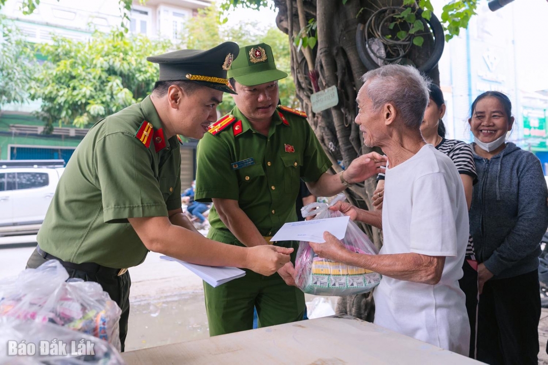 Người dân bình tĩnh chờ đến lượt mình nhận quà. Ảnh: Công an phường Tuy Hòa