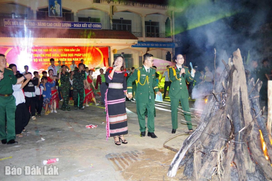 Giao lưu đốt lửa trại tại chương trình.