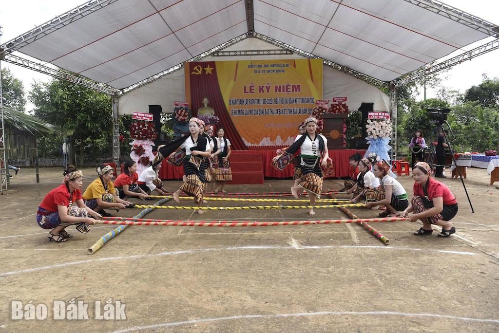 Biểu diễn điệu múa sạp truyền thống của dân tộc Thái.