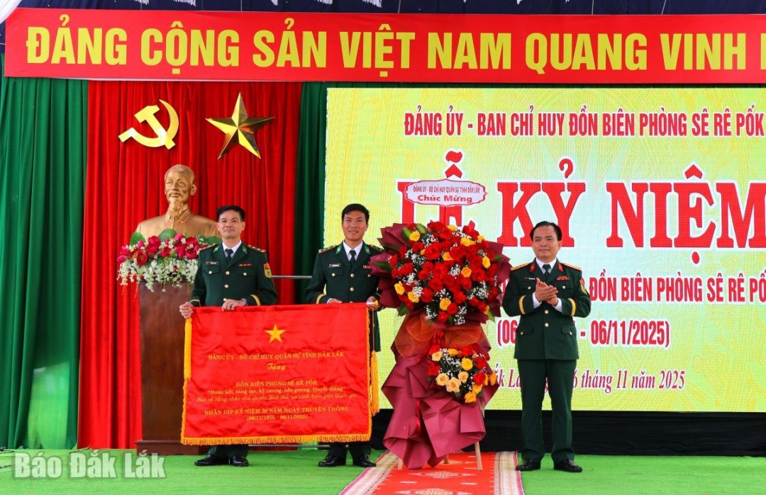 Đại tá Phan Thanh Tâm, Phó Chỉ huy trưởng Bộ Chỉ huy Quân sự tỉnh tặng bức trướng cho tập thể đơn vị.