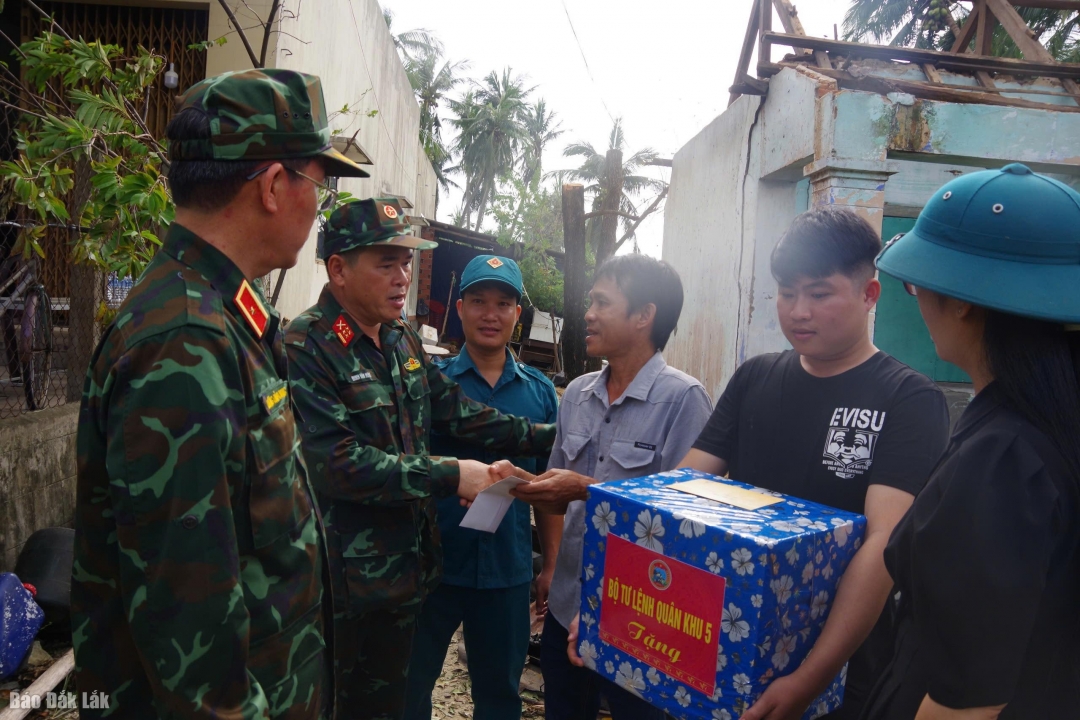 Đại tá Đinh Văn Hưng, Chính ủy Bộ CHQS tỉnh Đắk Lắk thăm hỏi, tặng quà gia đình anh Lâm Bảo Lập, thông Thạch Khê, xã Xuân Lộc bị thiệt hại nặng về nhà ở