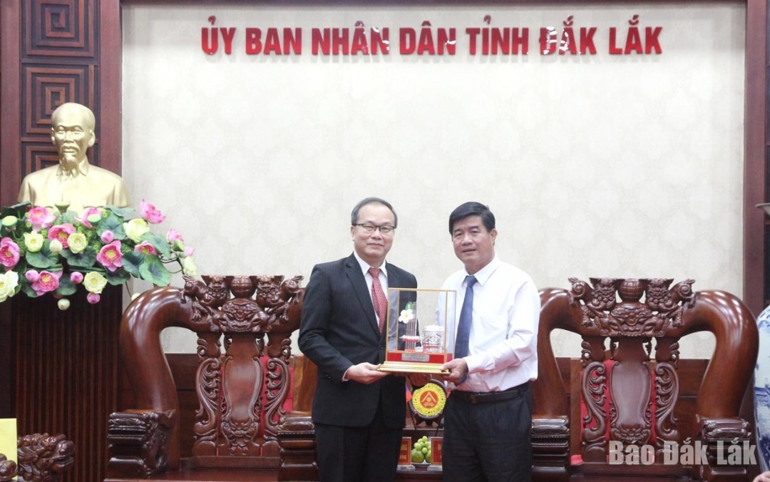 Tổng Lãnh sự Souphanh Hadaoheuang trao quà tặng UBND tỉnh.