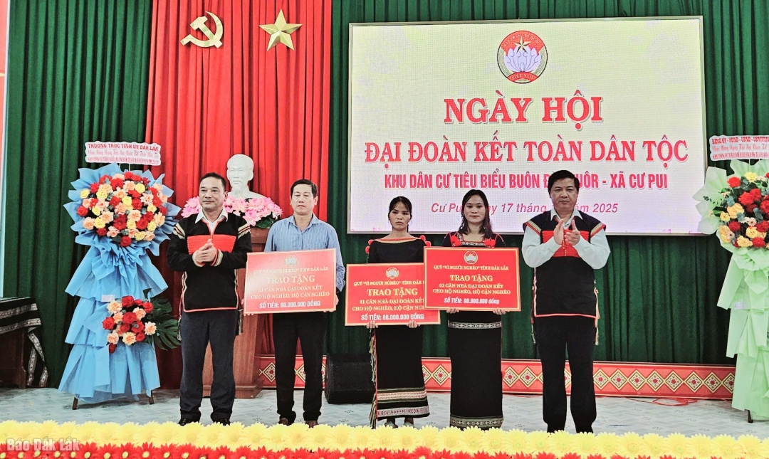 lãnh đạo tỉnh đã trao kinh phí hỗ trợ xây dựng 3 căn nhà Đại đoàn kết cho hộ nghèo