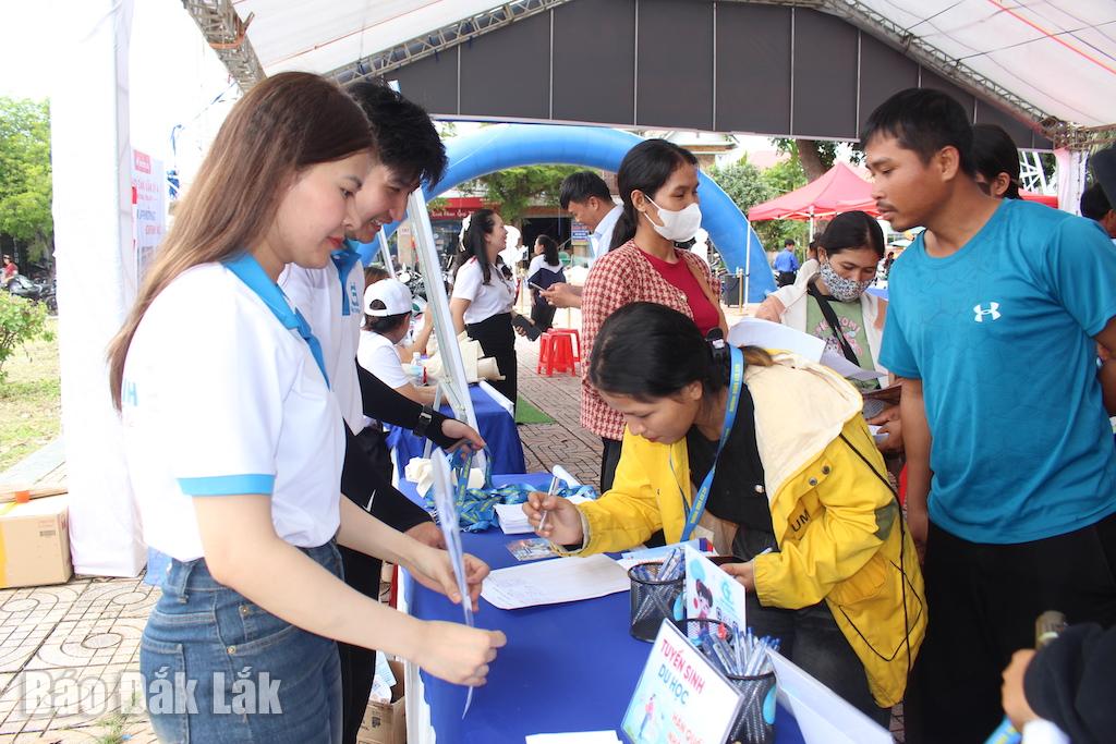Người dân xã Ea Súp đăng ký thông tin tuyển dụng sau phiên