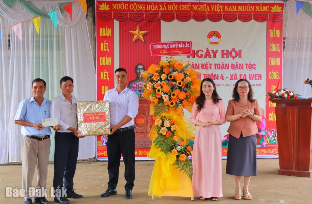 Lãnh đạo Ủy ban MTTQ Việt Nam tỉnh và xã Ea Wer trao quà của Thường trực Tỉnh ủy cho cán bộ, Nhân dân thôn 4.