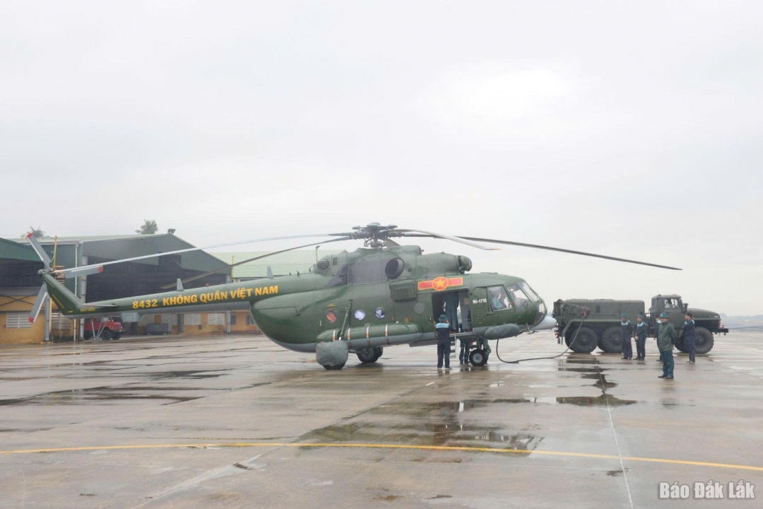 Trực thăng Trung đoàn Không quân 930 cơ động thực hiện nhiệm vụ cứu hộ, cứu nạn tại vùng lũ. Ảnh: Văn Chung