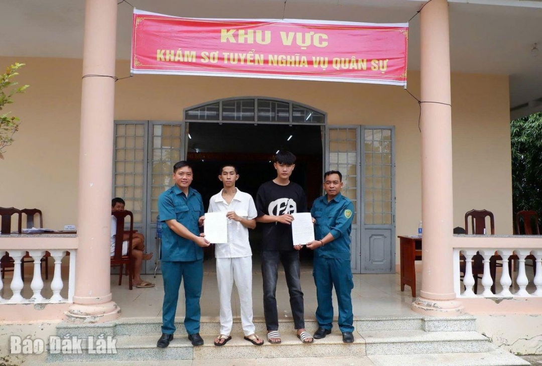 Nhiều thanh niên viết đơn tình nguyện nhập ngũ năm 2026.