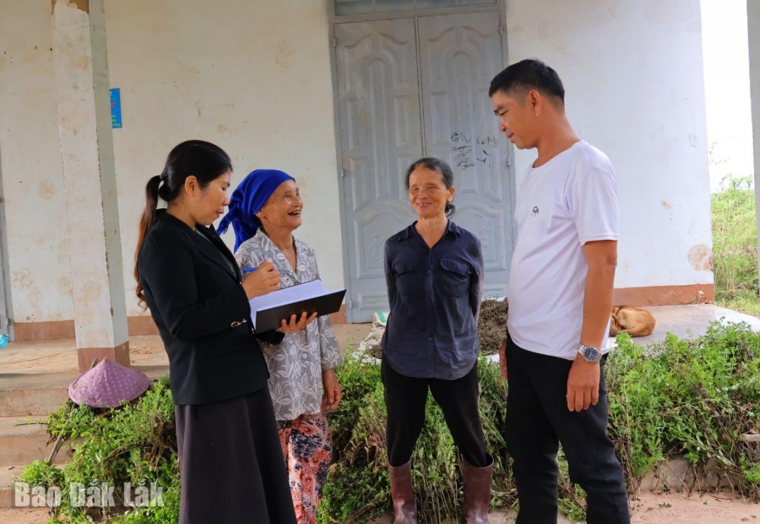 Lãnh đạo xã và buôn chuyện trò, trao đổi cùng bà con nhân dân.