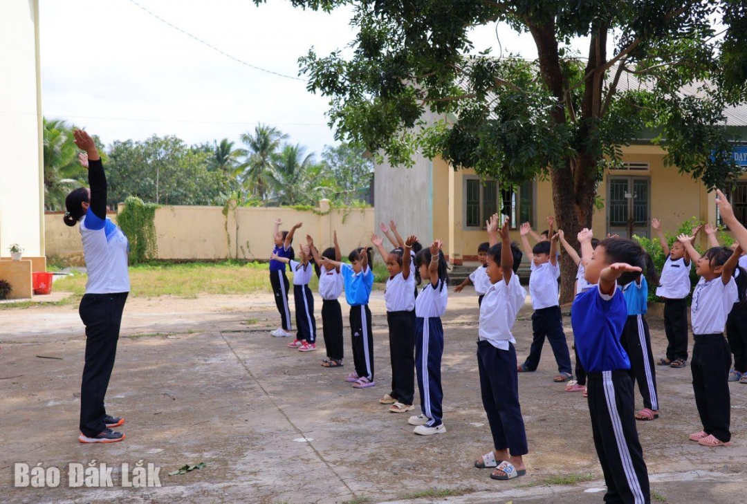 Giờ học thể dục của học sinh vùng biên Buôn Đôn.