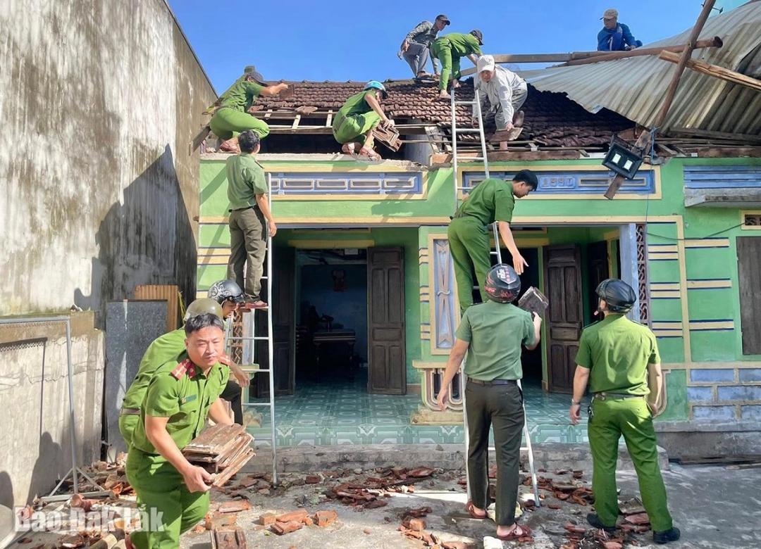 Công an xã Hòa Thịnh giúp người dân sửa chữa nhà cửa, để sớm ổn định lại cuộc sống.