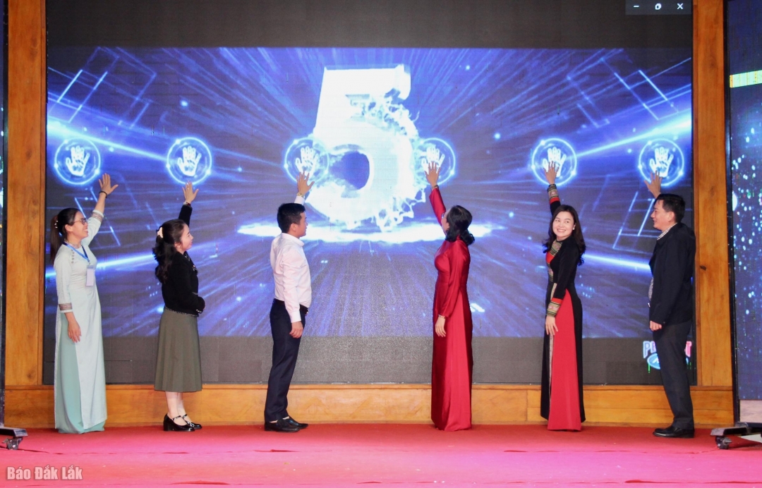 Báo Dân Xã Các đại biểu nhấn nút khởi động Ngày hội “Phụ nữ khởi nghiệp” tỉnh Đắk Lắk năm 2025.