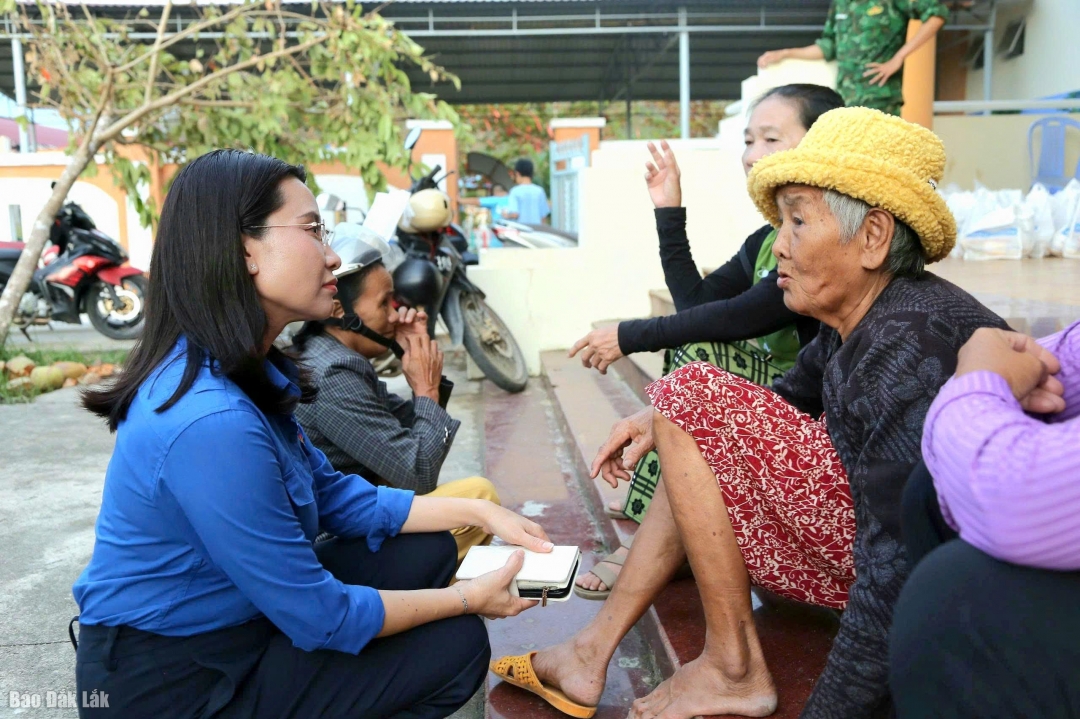 Bí thư Ban Chấp hành Trung ương Đoàn, Chủ tịch Hội đồng Đội Trung ương Đoàn thăm hỏi người dân tại xã Xuân Cảnh.