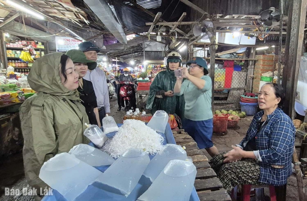 Phó Bí thư thường trực Tỉnh ủy gặp gỡ, trao đổi với tiểu thương chợ Tuy Hòa về việc di dời hàng hóa.