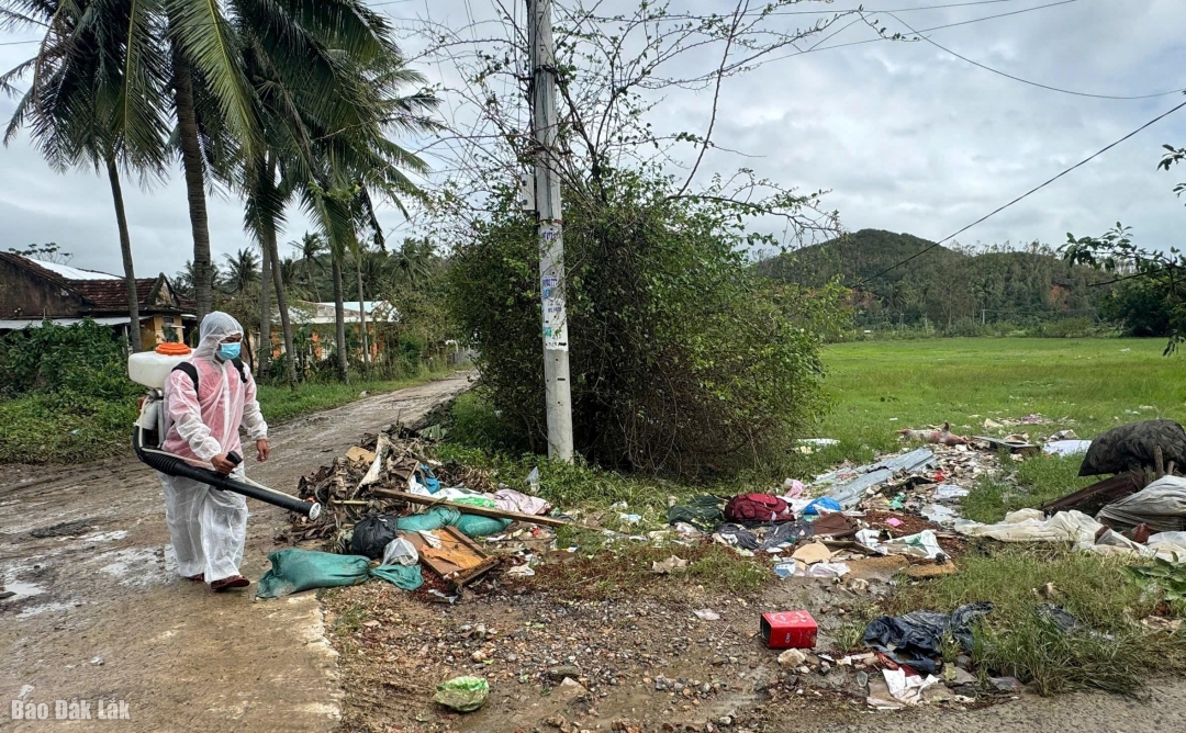 Phun khử khuẩn vệ sinh môi trường tại xã Hòa Hiệp.
