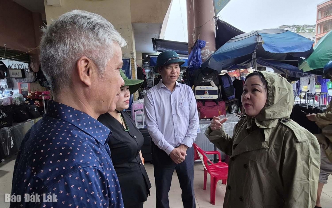 Phó Bí thư thường trực Tỉnh ủy Cao Thị Hòa An chỉ đạo công tác ứng phó bão với lãnh dạo phường Tuy Hòa.