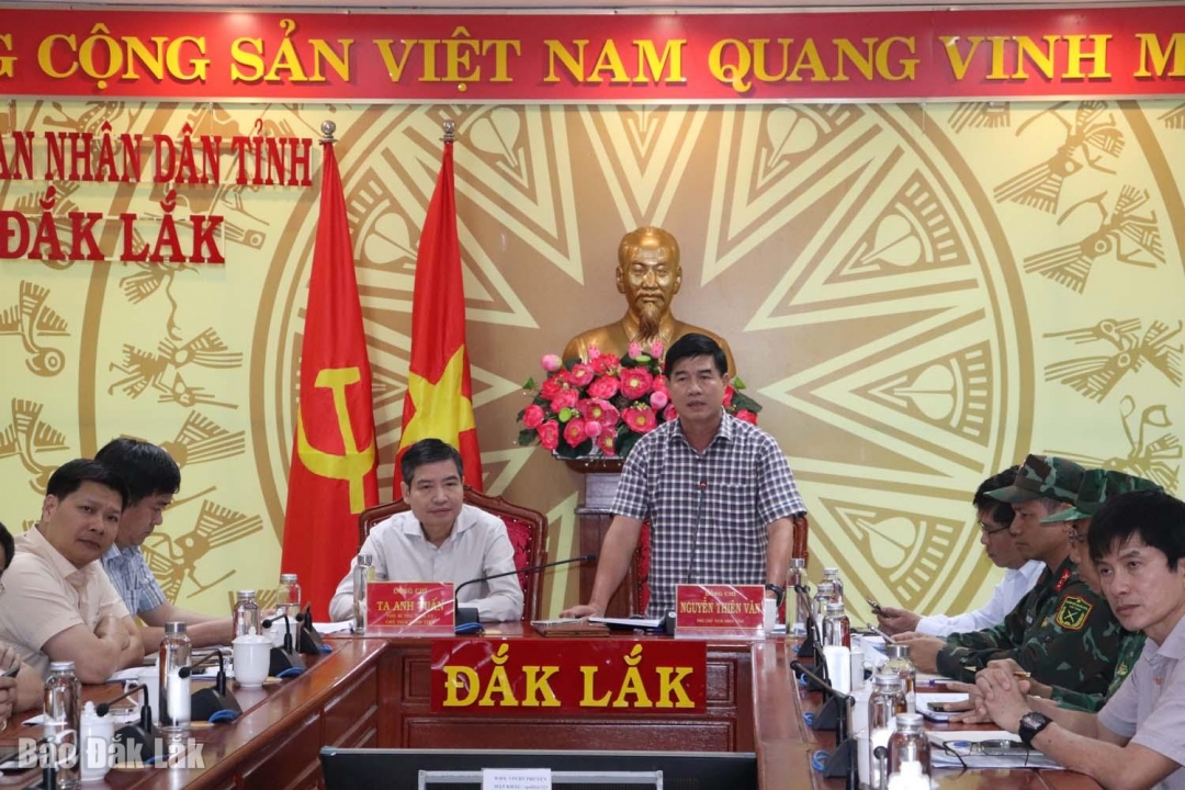 Phó Chủ tịch UBND tỉnh Nguyễn Thiên Văn báo cáo tại cuộc họp.