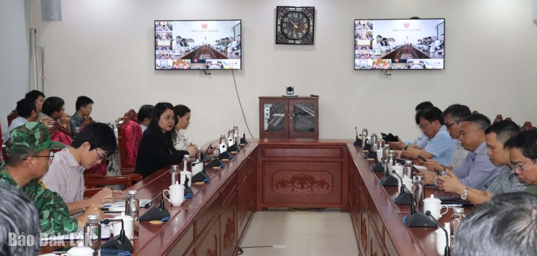 lãnh đạo các sở ngành tham gia cuộc họp, nghe chỉ đạo từ Phó Thủ tướng.