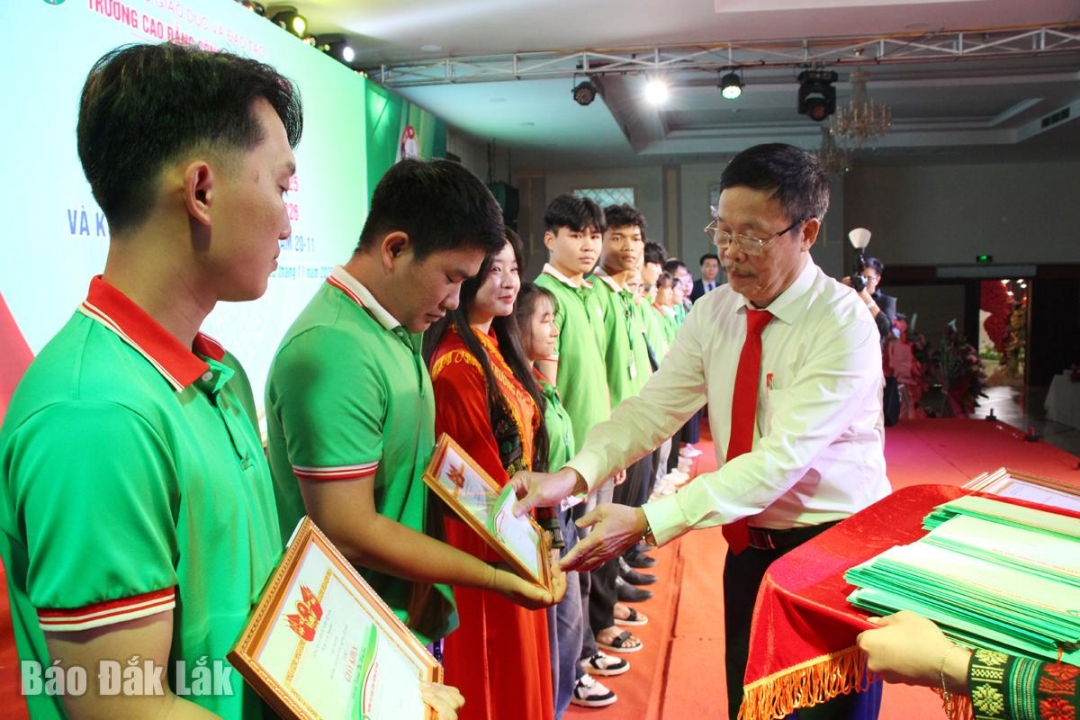 PGS.TS Nguyễn Thành Vinh, Hiệu trưởng Trường Cao đẳng Công Thương Việt Nam trao học bổng cho các tân sinh viên. Ảnh: Trung Hiếu 