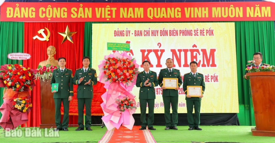 Đại tá Đỗ Quang Thấm tặng giấy khen cho tập thể, cá nhân.