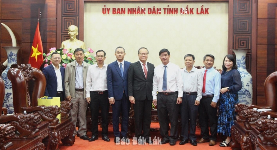 Các đại biểu chụp ảnh lưu niệm cùng ngài Souphanh Hadaoheuang.