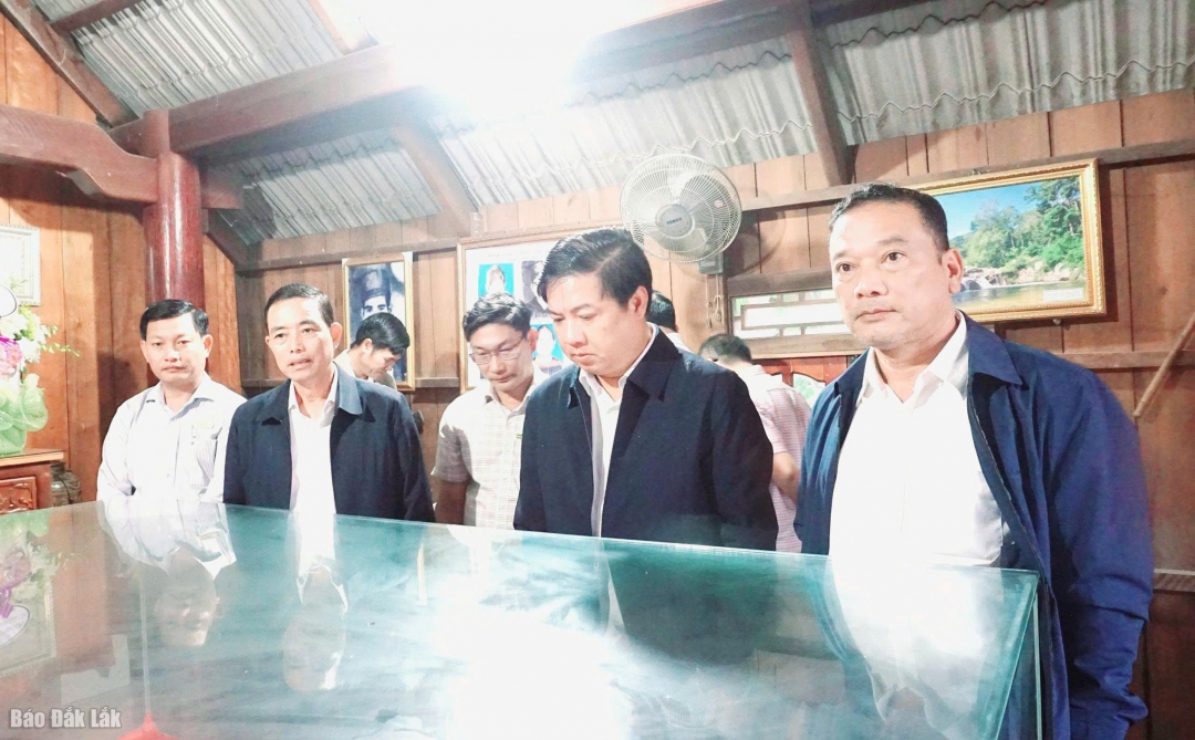 Các đồng chí lãnh đạo tỉnh và xã thăm Nhà tưởng niệm Anh hùng Liệt sỹ Y Ơn Niê.