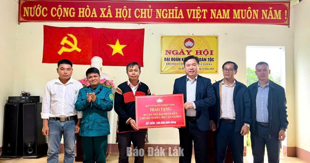 Ủy viên Ban Thường vụ Tỉnh ủy, Phó Chủ tịch Thường trực Ủy ban MTTQ Việt Nam tỉnh Trần Hữu Thế trao kinh phí hỗ trợ xây dựng 2 căn nhà Đại đoàn kết cho người dân khó khăn.