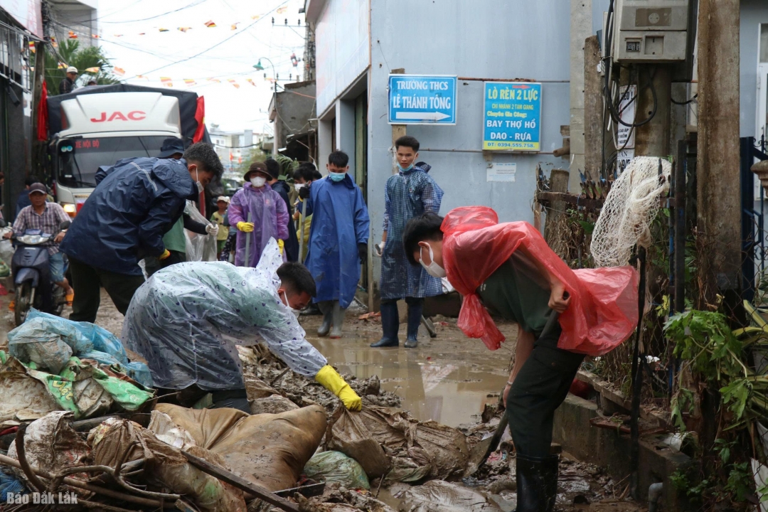 Khẩn cấp khắc phục ô nhiễm môi trường do mưa lũ trên địa bàn tỉnh Đắk Lắk.