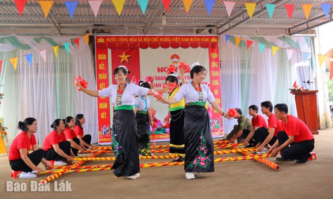 Các thôn, buôn trên địa bàn Ea Wer luôn chú trọng tuyên truyền bình đẳng giới, xây dựng gia đình hạnh phúc.