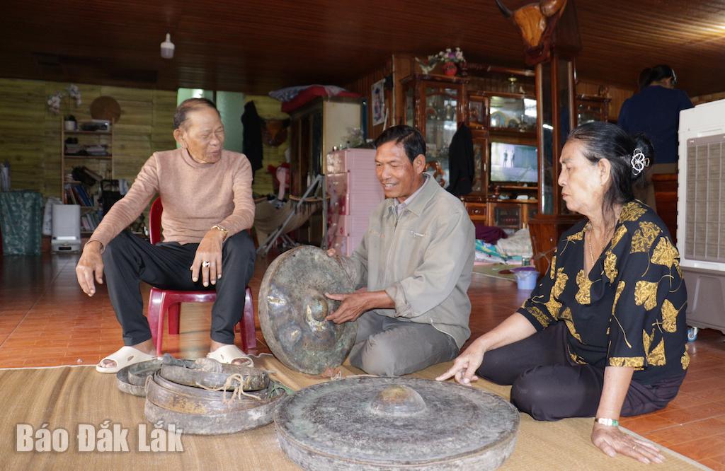 Ông Y Dem Byă (ngồi giữa) trao đổi với người dân trong buôn về bảo tồn văn hoá cồng  chiêng.