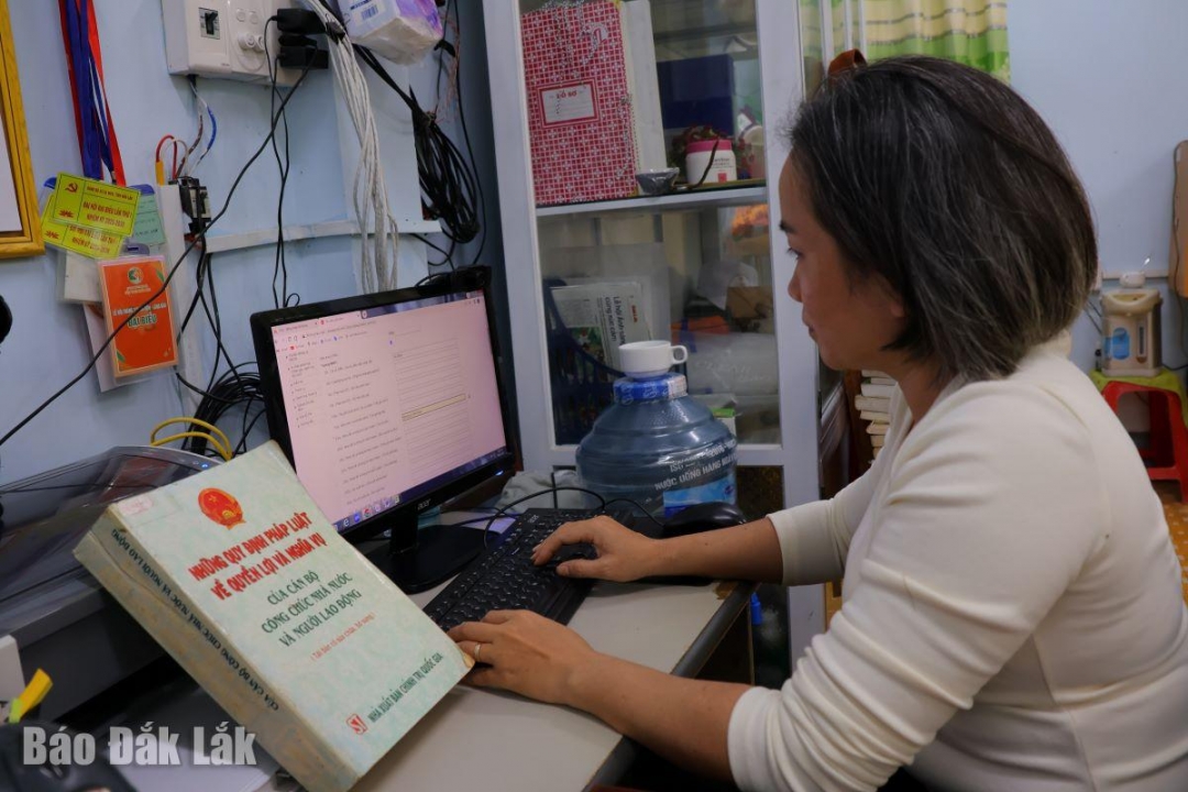 Nhân viên thư viện cập nhật các loại sách lên thư viện điện tử.