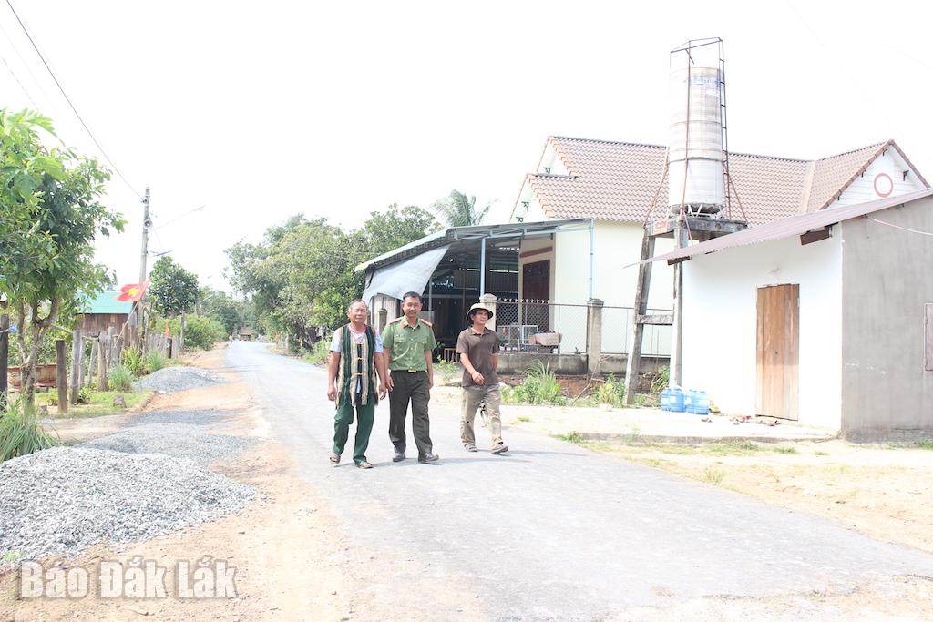 Cụ Y Mốk Hra đồng hành cùng cán bộ Công an xã