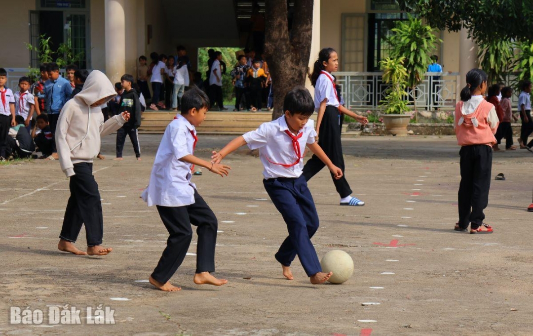 Học sinh vùng biên Buôn Đôn trong giờ ra chơi.