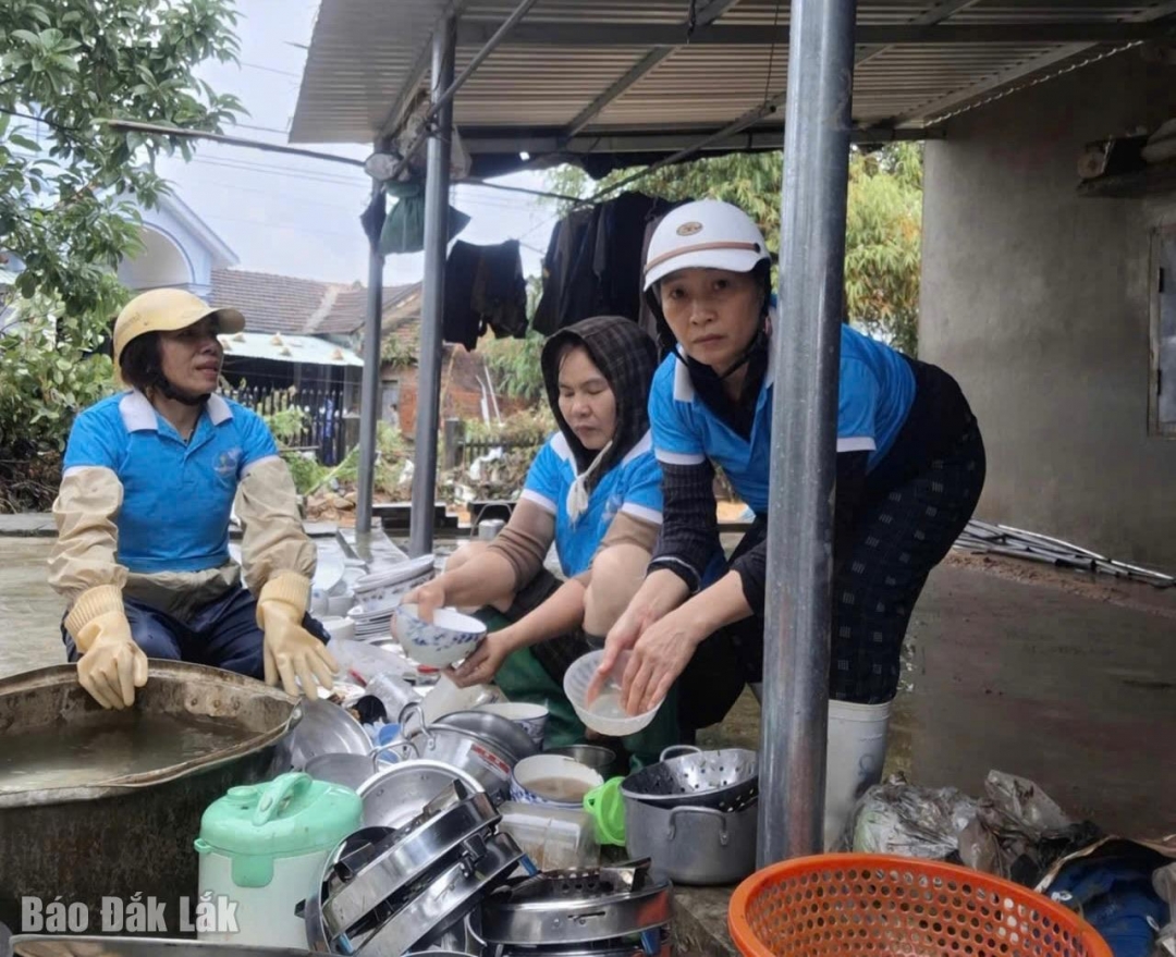 Phụ nữ xã Phú Hoà 1 hỗ trợ người dân dọn dẹp, vệ sinh nhà cửa và các vật dụng gia đình.