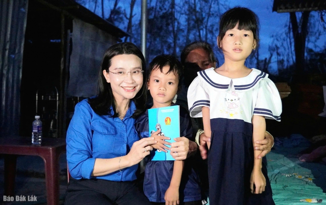 Bí thư Ban Chấp hành Trung ương Đoàn, Chủ tịch Hội đồng Đội Trung ương Đoàn trao quà cho thiếu nhi.