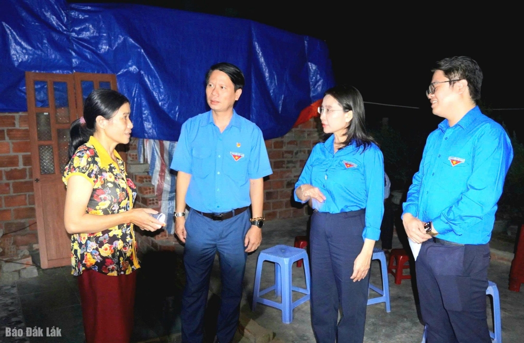 Đại diện các đơn vị thăm hỏi người dân tại xã Xuân Cảnh