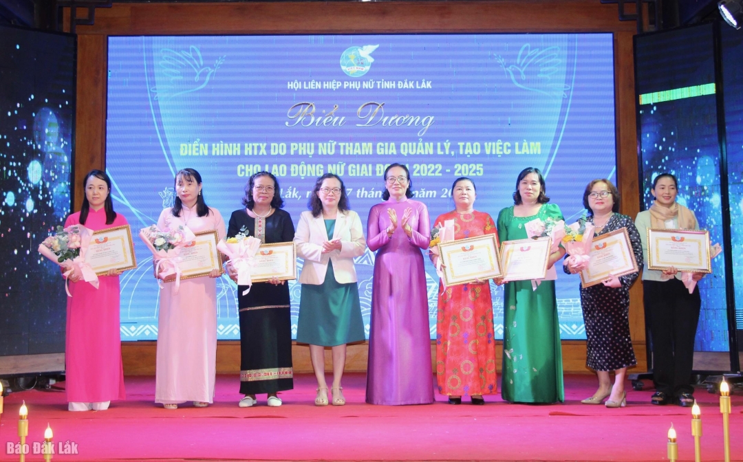 Hội LHPN tỉnh đã tặng bằng khen cho 9 tập thể và 8 cá nhân tiêu biểu trong phát triển kinh tế tập thể.