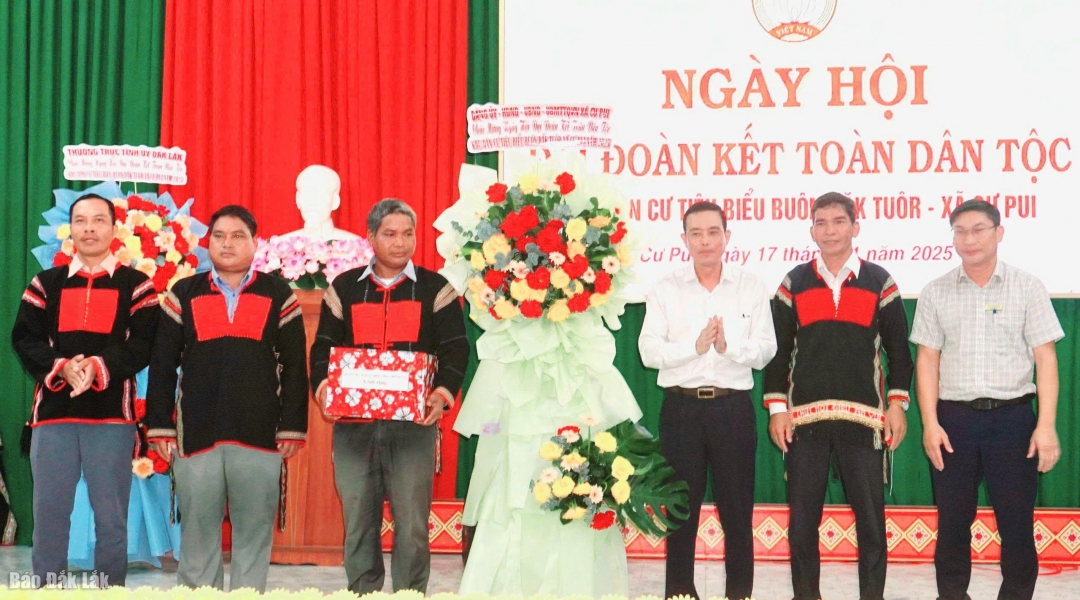 xã Cư Pui đã khen thưởng các “Gia đình văn hóa tiêu biểu năm 2025”