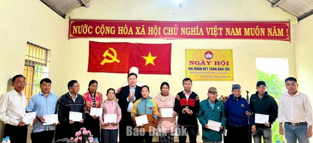 Lãnh đạo Ủy ban MTTQ Việt Nam tỉnh và xã Nam Ka trao quà tặng người dân khó khăn của buôn Ea Ring.