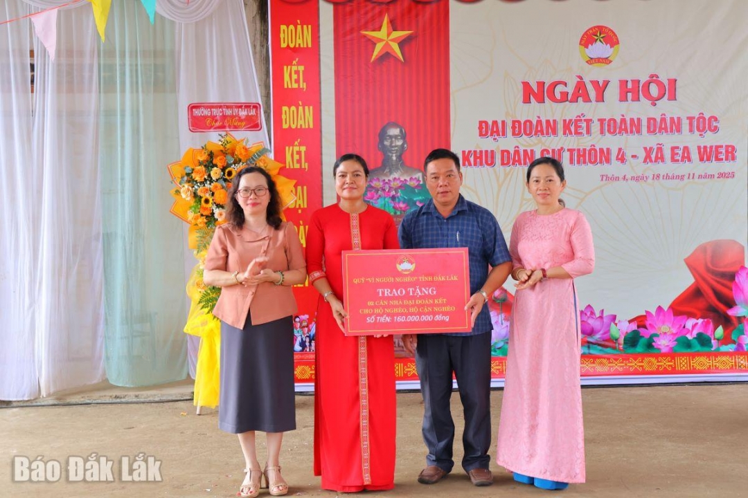 Phó Chủ tịch Ủy ban MTTQ Việt Nam tỉnh Phạm Thị Ngọc Tuyết trao hỗ trợ xây dựng 2 nhà Đại đoàn kết cho địa phương.